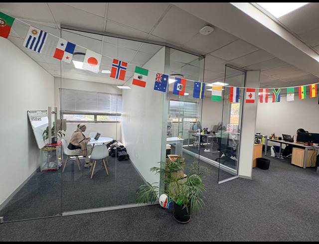 123M² OFFICE TO LET IN MIDRIDGE PARK